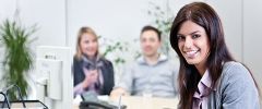 Drei junge Menschen im Büro