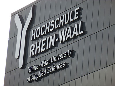 Schriftzug und Logo am Gebäude der Hochschule Rhein-Waal