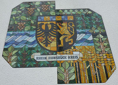 Mosaik mit Wappen an der Wand der Kreisverwaltung Rhein-Hunsrück