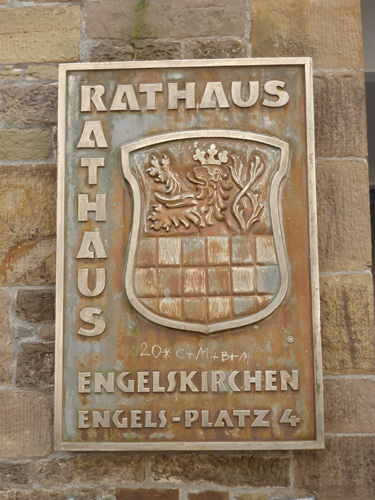 Türschild am Rathaus in Engelskirchen